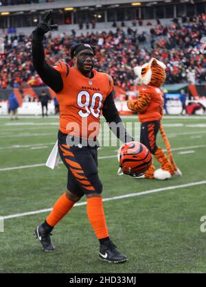 Cincinnati, États-Unis.02nd janvier 2022.Cincinnati Bengals Khalid Kareem (90) célèbre après avoir battu les Kansas City Chiefs et remporté le championnat de la division nord de l'AFC au stade Paul Brown de Cincinnati, Ohio, le dimanche 2 janvier 2022.Photo de John Sommers II /UPI crédit: UPI/Alay Live News Banque D'Images