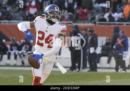 Chicago, États-Unis.02nd janvier 2022.Le cornerback des New York Giants James Bradberry (24) célèbre son interception contre les ours de Chicago à Soldier Field, à Chicago, le dimanche 2 janvier 2022.Bears a gagné 29-3.Photo par Mark Black/UPI crédit: UPI/Alay Live News Banque D'Images