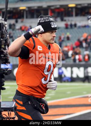 Cincinnati, États-Unis.02nd janvier 2022.Joe Burrow (9) célèbre le quarterback des Bengals de Cincinnati après avoir vaincu les Kansas City Chiefs et remporté le championnat de la division nord de l'AFC au stade Paul Brown à Cincinnati, Ohio, le dimanche 2 janvier 2022.Photo de John Sommers II /UPI crédit: UPI/Alay Live News Banque D'Images