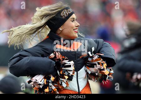 Cincinnati, États-Unis.02nd janvier 2022.Le cheerleader des Bengals de Cincinnati applaudit pour son équipe contre les chefs de Kansas City pendant la deuxième moitié du match au stade Paul Brown à Cincinnati, Ohio, le dimanche 1 janvier 2022.Photo de John Sommers II /UPI crédit: UPI/Alay Live News Banque D'Images