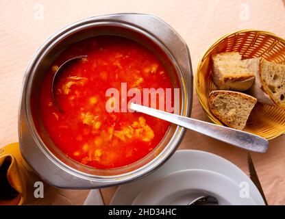 Callos alimentaires aux pois chiches, poivre et tripe de bœuf, servis dans un bol Banque D'Images