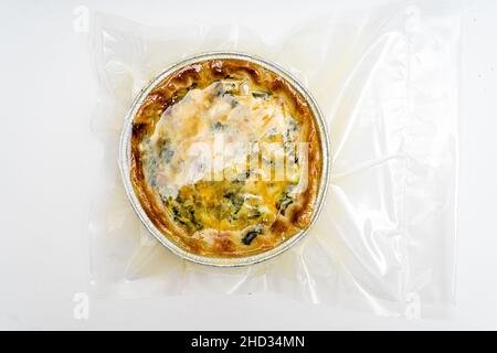 Une tarte individuelle au poulet et aux légumes préparée et prête à manger emballée sous vide.Concept alimentation saine, restauration rapide, prêt à manger. Banque D'Images