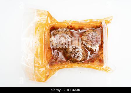 Une portion de riz avec des boulettes de viande préparées et prêtes à manger conditionnées sous vide.Concept alimentation saine, restauration rapide, prêt à manger. Banque D'Images