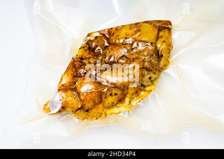 Une portion d'une omelette espagnole exquise préparée et prête à manger emballée sous vide.Concept alimentation saine, restauration rapide, prêt à manger. Banque D'Images