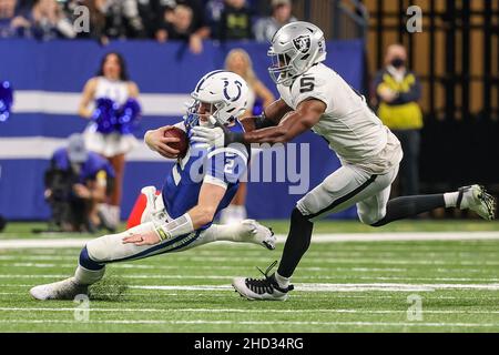 Indianapolis, Indiana, États-Unis.2nd janvier 2022.Le quarter back des Indianapolis Colts CARSON WENTZ (2) glisse sous l'attaque des Las Vegas Raiders linebacker DIVINE DEABLO (5) lors de l'action de la NFL au stade Lucas Oil.(Credit image: © Scott Stuart/ZUMA Press Wire) Credit: ZUMA Press, Inc./Alamy Live News Banque D'Images
