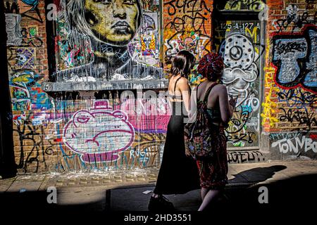 Visite de l'art de rue et grafitti sur les célèbres rues de Brick Lane Market , est de Londres .East london shoreditch district est devenu iconique . Banque D'Images