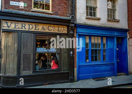 Boutiques géorgiennes anciennes avec enseignes peintes à la main et lambris en bois à Spitalfields, Londres Banque D'Images