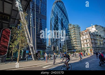 Rue animée de la ville de Londres avec vue sur le bâtiment Gherkin et travailleurs de bureau de marche Banque D'Images