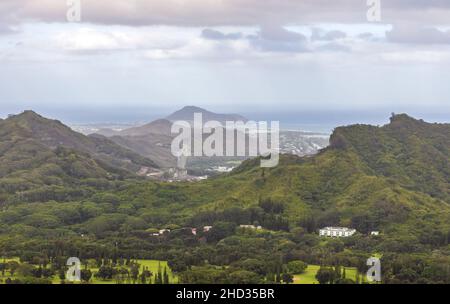 Vue panoramique sur la forêt luxuriante et l'océan depuis le point de vue de nu'uanu Pali, Oahu, Hawaï Banque D'Images