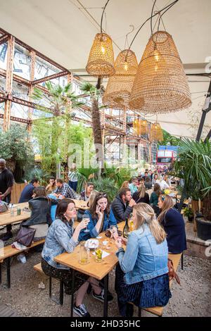 Trendy Mercato Metropolitano, dans une ancienne fabrique de papier, et une partie de la régénération de l'Elephant & Castle, projet en se London, UK Banque D'Images