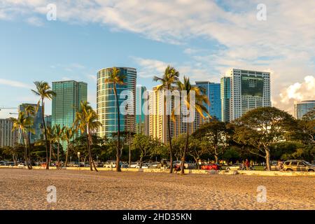 Honolulu, Hawaii, - 2 décembre 2021 : vue magnifique sur la ligne d'horizon d'Honolulu au coucher du soleil depuis la plage d'Ala Moana et le parc régional Banque D'Images