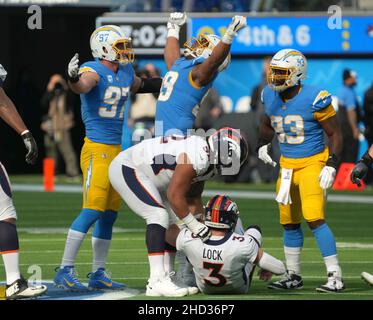 Inglewood, États-Unis.02nd janvier 2022.Les Chargers de Los Angeles Jerry Tillery(99) célèbre après avoir saboté le quarteback de Broncos Drew Lock dans l'action du premier trimestre au SOFI Stadium le dimanche 2 janvier 2022 à Inglewood, Californie.Photo de Jon SooHoo/UPI crédit: UPI/Alay Live News Banque D'Images