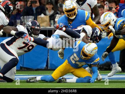 Inglewood, États-Unis.02nd janvier 2022.Los Angeles Chargers Nasir Adderley (24) s'attaque aux Broncos de Denver Javonte Williams en deçà de la ligne de but au stade SOFI le dimanche 2 janvier 2022 à Inglewood, Californie.Photo de Jon SooHoo/UPI crédit: UPI/Alay Live News Banque D'Images