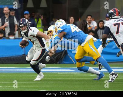 Inglewood, États-Unis.02nd janvier 2022.Denver Broncos quarterback Drew Lock (3) est chassé par les Chargers de Los Angeles Joey Bosa (97) et Uchenna Nwosu (42) dans le deuxième quart d'action au stade SOFI le dimanche 2 janvier 2022 à Inglewood, Californie.Photo de Jon SooHoo/UPI crédit: UPI/Alay Live News Banque D'Images