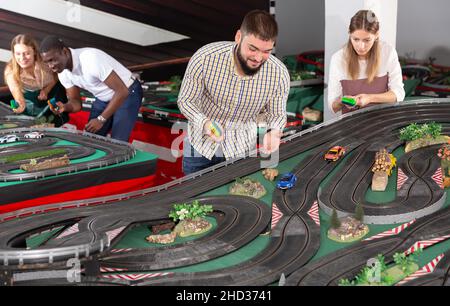 coupler les modèles de voiture de commande sur piste de course Banque D'Images