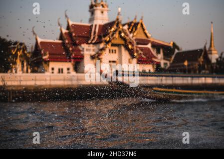 Gouttelettes d'eau en arrière-plan du temple Wat Rakhang à Bangkok, en Thaïlande Banque D'Images