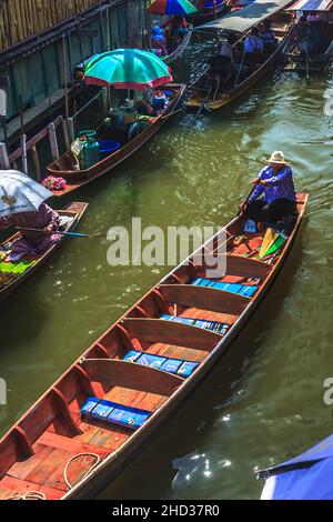 Damnoen Saduak, district de Damnoen Saduak, Ratchaburi 70130 Bangkok; marché flottant; Thaïlande,11/22/14, Dame en bateau vendant des chapeaux à la marque flottante Banque D'Images