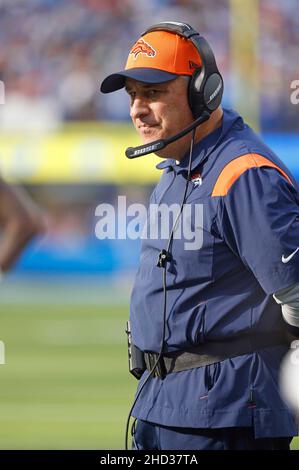 Inglewood, Californie, États-Unis.02nd janvier 2022.L'entraîneur chef Vic Fangio de Denver Broncos en action pendant le match de la NFL entre les Chargers de Los Angeles et les Broncos de Denver au stade SOFI d'Inglewood, en Californie.Charles Baus/CSM/Alay Live News Banque D'Images