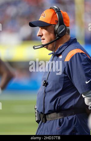 Inglewood, Californie, États-Unis.02nd janvier 2022.L'entraîneur chef Vic Fangio de Denver Broncos en action pendant le match de la NFL entre les Chargers de Los Angeles et les Broncos de Denver au stade SOFI d'Inglewood, en Californie.Charles Baus/CSM/Alay Live News Banque D'Images