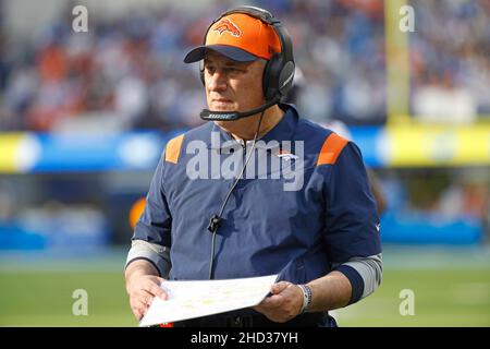 Inglewood, Californie, États-Unis.02nd janvier 2022.L'entraîneur chef Vic Fangio de Denver Broncos en action pendant le match de la NFL entre les Chargers de Los Angeles et les Broncos de Denver au stade SOFI d'Inglewood, en Californie.Charles Baus/CSM/Alay Live News Banque D'Images