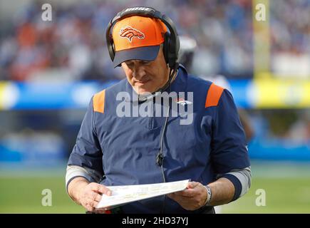 Inglewood, Californie, États-Unis.02nd janvier 2022.L'entraîneur chef Vic Fangio de Denver Broncos en action pendant le match de la NFL entre les Chargers de Los Angeles et les Broncos de Denver au stade SOFI d'Inglewood, en Californie.Charles Baus/CSM/Alay Live News Banque D'Images