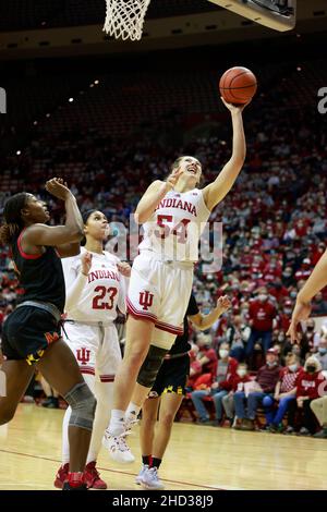 BLOOMINGTON, ÉTATS-UNIS - 2022/01/02: Indiana Hoosiers avance Mackenzie Holmes (54) joue contre le Maryland lors d'un match de basket-ball féminin NCAA le 2 janvier 2022 à Bloomington, Ind. Indiana bat le Maryland 70-63 en heures supplémentaires.(Photo de Jeremy Hogan/The Bloomingtonian) Banque D'Images