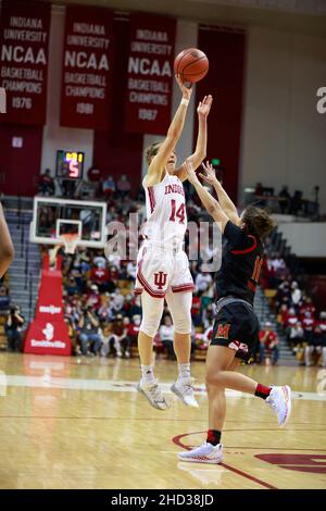 BLOOMINGTON, ÉTATS-UNIS - 2022/01/02: Le garde de l'Indiana Hoosiers Ali Patberg (14) tire contre le garde du Maryland Terrapins Katie Benzan (11) lors d'un match de basket-ball féminin NCAA le 2 janvier 2022 à Bloomington, dans l'Indiana, a battu le Maryland 70-63 en heures supplémentaires.(Photo de Jeremy Hogan/The Bloomingtonian) Banque D'Images