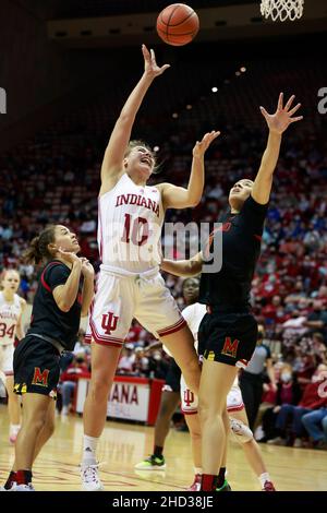 BLOOMINGTON, ÉTATS-UNIS - 2022/01/02: Indiana Hoosiers Forward Aleksa Gulbe (10) tire contre le Maryland lors d'un match de basket-ball féminin NCAA le 2 janvier 2022 à Bloomington, Ind. Indiana a battu le Maryland 70-63 en heures supplémentaires.(Photo de Jeremy Hogan/The Bloomingtonian) Banque D'Images