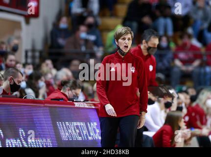 BLOOMINGTON, ÉTATS-UNIS - 2022/01/02: L'entraîneur de basket-ball féminin de l'Indiana University Teri Moren s'entraîne contre le Maryland lors d'un match de basket-ball féminin de la NCAA le 2 janvier 2022 à Bloomington, dans l'Indiana, a battu le Maryland 70-63 en heures supplémentaires.(Photo de Jeremy Hogan/The Bloomingtonian) Banque D'Images