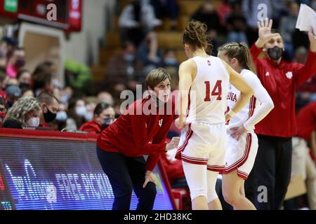 BLOOMINGTON, ÉTATS-UNIS - 2022/01/02: L'entraîneur de basket-ball féminin de l'Indiana University Teri Moren s'entraîne contre le Maryland lors d'un match de basket-ball féminin de la NCAA le 2 janvier 2022 à Bloomington, dans l'Indiana, a battu le Maryland 70-63 en heures supplémentaires.(Photo de Jeremy Hogan/The Bloomingtonian) Banque D'Images