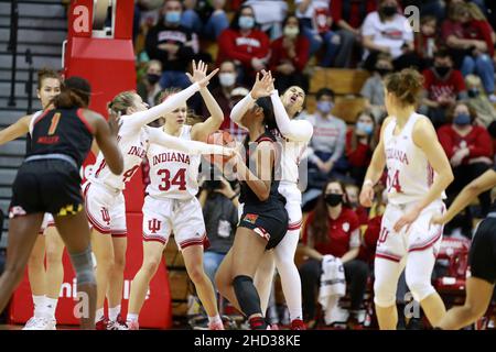 BLOOMINGTON, ÉTATS-UNIS - 2022/01/02: Indiana Hoosiers Forward Kiandra Browne (23) est fouillé par Maryland Terrapins Forward Angel Reese (10) lors d'un match de basket-ball féminin NCAA le 2 janvier 2022 à Bloomington, Ind. Indiana a battu Maryland 70-63 en heures supplémentaires.(Photo de Jeremy Hogan/The Bloomingtonian) Banque D'Images