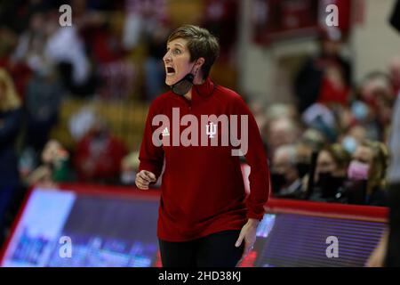 BLOOMINGTON, ÉTATS-UNIS - 2022/01/02: L'entraîneur de basket-ball féminin de l'Indiana University Teri Moren s'entraîne contre le Maryland lors d'un match de basket-ball féminin de la NCAA le 2 janvier 2022 à Bloomington, dans l'Indiana, a battu le Maryland 70-63 en heures supplémentaires.(Photo de Jeremy Hogan/The Bloomingtonian) Banque D'Images