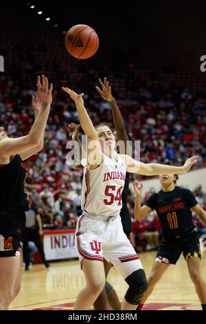 BLOOMINGTON, ÉTATS-UNIS - 2022/01/02: Indiana Hoosiers avance Mackenzie Holmes (54) joue contre le Maryland lors d'un match de basket-ball féminin NCAA le 2 janvier 2022 à Bloomington, Ind. Indiana bat le Maryland 70-63 en heures supplémentaires.(Photo de Jeremy Hogan/The Bloomingtonian) Banque D'Images