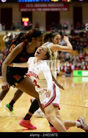 BLOOMINGTON, ÉTATS-UNIS - 2022/01/02: La garde de l'Indiana Hoosiers Nicole Cardano-Hillary (4) est encrassée par le Maryland Terrapins forward Angel Reese (10) lors d'un match de basket-ball féminin de la NCAA le 2 janvier 2022 à Bloomington, dans l'Indiana a battu le Maryland 70-63 en heures supplémentaires.(Photo de Jeremy Hogan/The Bloomingtonian) Banque D'Images