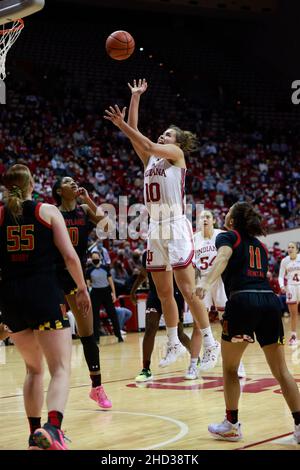 BLOOMINGTON, ÉTATS-UNIS - 2022/01/02: Indiana Hoosiers avance Aleksa Gulbe (10) va dans le panier contre le Maryland lors d'un match de basket-ball féminin NCAA le 2 janvier 2022 à Bloomington, Ind. Indiana a battu Maryland 70-63 en heures supplémentaires.(Photo de Jeremy Hogan/The Bloomingtonian) Banque D'Images