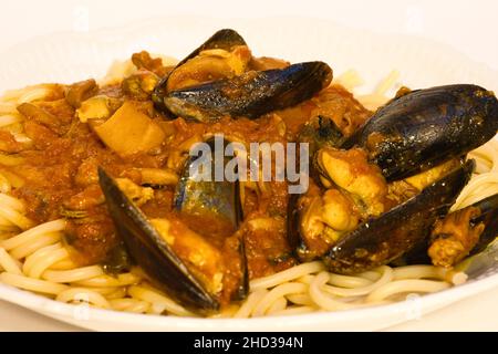 Gros plan d'une assiette de spaghetti aux moules de style italien Banque D'Images