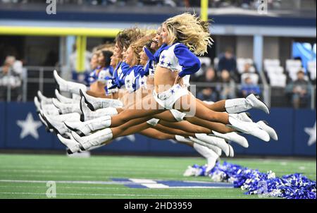 Arlington, États-Unis.02nd janvier 2022.Les meneurs de gaieté des Dallas Cowboys se sont produits avant le match de la NFL des Arizona Cardinals au AT&T Stadium d'Arlington, Texas, le dimanche 2 janvier 2022.Photo de Ian Halperin/UPI crédit: UPI/Alay Live News Banque D'Images