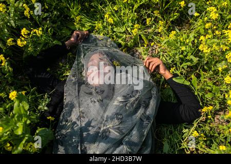 Dhaka, Bangladesh.31st décembre 2021.Une femme pose pour une photo dans un champ de moutarde jaune à la périphérie de Dhaka.la moutarde est une culture de temps frais et est cultivée à partir de graines semées au début du printemps, de la mi-décembre à la fin de janvier,Les agriculteurs du Bangladesh cultivent leurs récoltes de fleurs de moutarde jaune de couleur vive qui sont en pleine floraison.(Image de crédit : © Sazzad Hossain/SOPA Images via ZUMA Press Wire) Banque D'Images