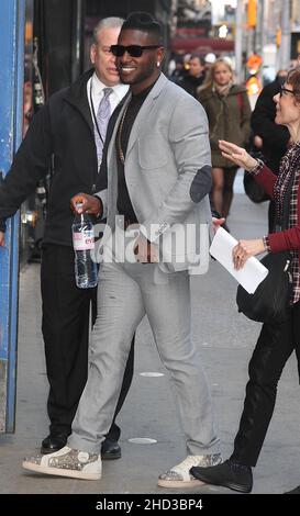 **PHOTO DE FICHIER** Antonio Brown n'est plus un NFL Tampa Bay Buccaneer après avoir quitté Game.NEW YORK, NY - MARS 8: Le grand récepteur de la NFL Antonio Brown arrive à 'Good Morning America' pour la saison 'Dancing with the Stars' 22 à New York, New York, le 8 mars 2016.Crédit photo : Rainmaker photo/MediaPunch Banque D'Images