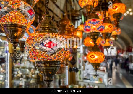 Lampes en verre turc colorées au Bazar traditionnel de l'est en Turquie. Banque D'Images