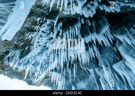 Grotte de glace avec d'énormes glaçons sur le lac Baikal en hiver.Sibérie, Russie. Banque D'Images