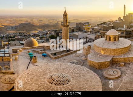 Panorama de la vieille ville de Mardin au coucher du soleil dans le sud-est de la Turquie. Banque D'Images