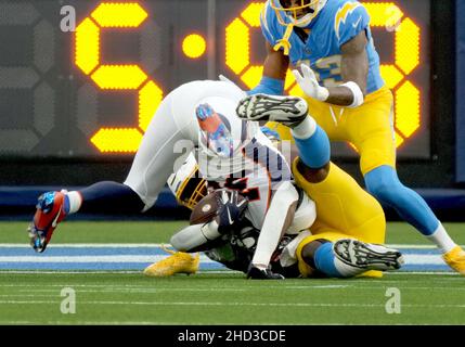 Inglewood, États-Unis.02nd janvier 2022.Broncos en arrière Javonte Williams (33) est arrêté à court de la zone d'extrémité par Jerry Tillery, le joueur de ligne défensive Chargers, lors du deuxième quart d'action au stade SOFI, le dimanche 2 janvier 2022 à Inglewood, Californie.Les Chargers battit les Broncos 34-13.Photo de Jon SooHoo/UPI crédit: UPI/Alay Live News Banque D'Images