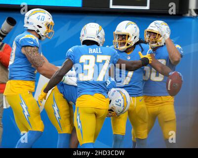 Inglewood, États-Unis.02nd janvier 2022.Chargeurs Andre Roberts (7) fête avec ses coéquipiers après le retour un coup d'envoi de 101 mètres pour un touchdown dans le quatrième trimestre contre les Broncos au stade SOFI le dimanche 2 janvier 2022 à Inglewood, Californie.Les Chargers battit les Broncos 34-13.Photo de Jon SooHoo/UPI crédit: UPI/Alay Live News Banque D'Images