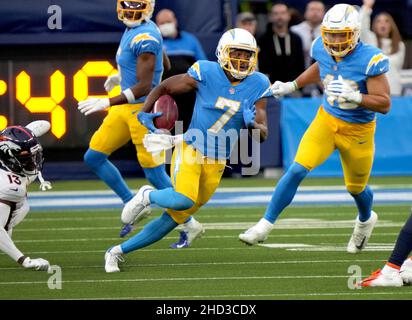 Inglewood, États-Unis.02nd janvier 2022.Chargeurs Andre Roberts (7) lance le coup d'envoi de 101 mètres pour un touchdown au quatrième trimestre contre les Broncos au stade SOFI le dimanche 2 janvier 2022 à Inglewood, Californie.Les Chargers battit les Broncos 34-13.Photo de Jon SooHoo/UPI crédit: UPI/Alay Live News Banque D'Images