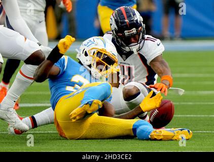 Inglewood, États-Unis.02nd janvier 2022.Denver Broncos Deontae Spencer (11) brouille pour le ballon il fume contre le Hall Chargers Kemon dans le troisième quart d'action au stade SOFI le dimanche 2 janvier 2022 à Inglewood, Californie.Les Chargers battit les Broncos 34-13.Photo de Jon SooHoo/UPI crédit: UPI/Alay Live News Banque D'Images