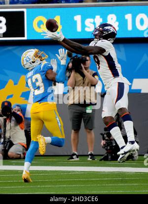 Inglewood, États-Unis.02nd janvier 2022.Le receveur de Broncos Seth Williams transporte dans un col de 34 yards contre le cornerback de Chargers Michael Davis dans le quatrième quart d'action au stade SOFI le dimanche 2 janvier 2022 à Inglewood, Californie.Photo de Jon SooHoo/UPI crédit: UPI/Alay Live News Banque D'Images