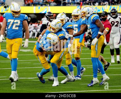 Inglewood, États-Unis.02nd janvier 2022.Chargeurs Justin Hertbert s'attaque à son propre récepteur Mike Williams en célébration après avoir connecté sur une carte de 45yard contre les Broncos au stade SOFI le dimanche 2 janvier 2022 à Inglewood, Californie.Les Chargers battit les Broncos 34-13.Photo de Jon SooHoo/UPI crédit: UPI/Alay Live News Banque D'Images