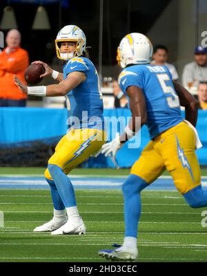 Inglewood, États-Unis.02nd janvier 2022.Le quarterback de chargeurs Justin Herbert lance le ballon au récepteur Joshua Palmer dans le troisième trimestre action contre les Broncos au stade SOFI le dimanche 2 janvier 2022 à Inglewood, Californie.Les Chargers battit les Broncos 34-13.Photo de Jon SooHoo/UPI crédit: UPI/Alay Live News Banque D'Images