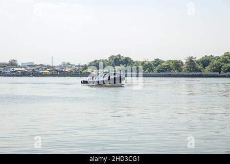 Bangkok, THAÏLANDE - 12 décembre 2021 : atmosphère de la rivière Chao Phraya le bateau à remorqueurs se déplace le soir. Banque D'Images